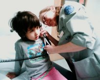 dziecko podczas wzityty u lekarza pediatry